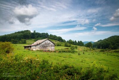 "A Tired Barn",   Canon 5DS R, 24-70mm f/2.8L Mk2, Singh-Ray Color Combo Polarizer